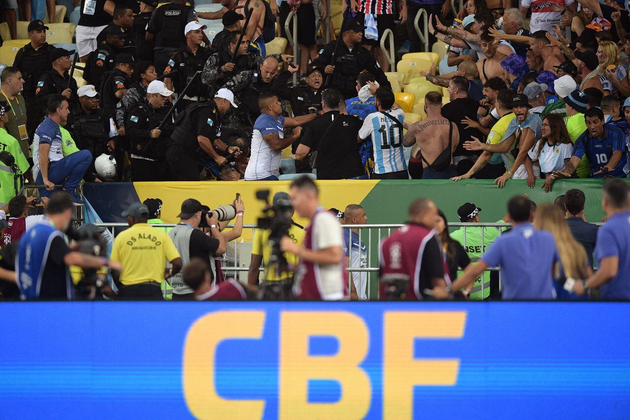 Fanáticos de Argentina chocan con la policía de Brasil antes de comenzar el partido clasificatorio en el estadio de Maracaná en Río de Janeiro, Brasil, Noviembre 21, 2023. (Photo by CARL DE SOUZA / AFP)
