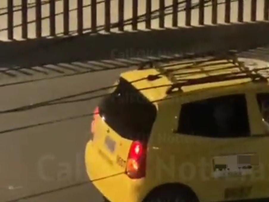 Este es el taxi en el que huyeron los presuntos ocupantes de la camioneta que se chocó contra el separador del MÍO.