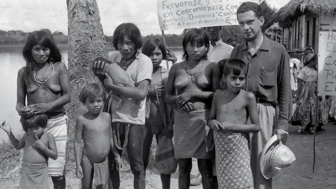 Eduardo Cote Lamus con Emilio Tichiliano y dos de sus tres mujeres en Bellavista, Chocó. Septiembre de 1958. Foto: Cortesía de los Herederos de Eduardo Cote Lamus.