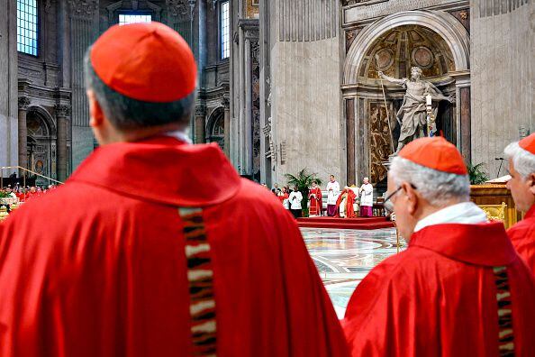 El clero europeo, donde el catolicismo está en declive, seguirá fuertemente representado con ocho cardenales, entre ellos el portugués Américo Aguiar, de 49 años.