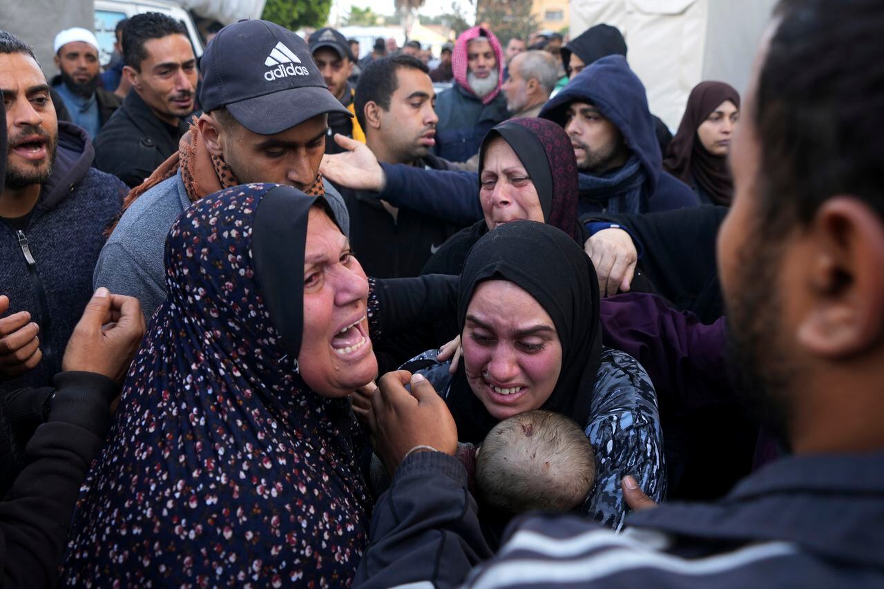 Los palestinos lloran a un bebé muerto en los bombardeos israelíes en la Franja de Gaza frente a la morgue del Hospital Al Aqsa en Deir al Balah el sábado 24 de febrero de 2024.