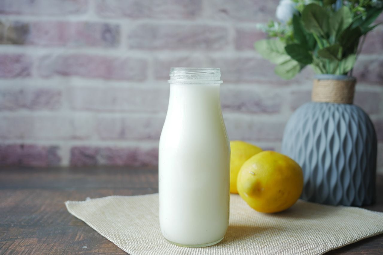 Deje atrás los tratamientos agresivos y opte por una alternativa suave y natural. Conozca cómo la leche y el jugo de limón pueden transformar sus uñas.