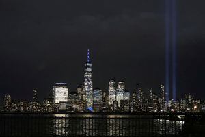 El Tribute in Light está iluminado en el horizonte del bajo Manhattan el día del 22.º aniversario de los ataques del 11 de septiembre de 2001 contra el World Trade Center, visto desde Jersey City, Nueva Jersey, EE. UU., el 11 de septiembre de 2023.