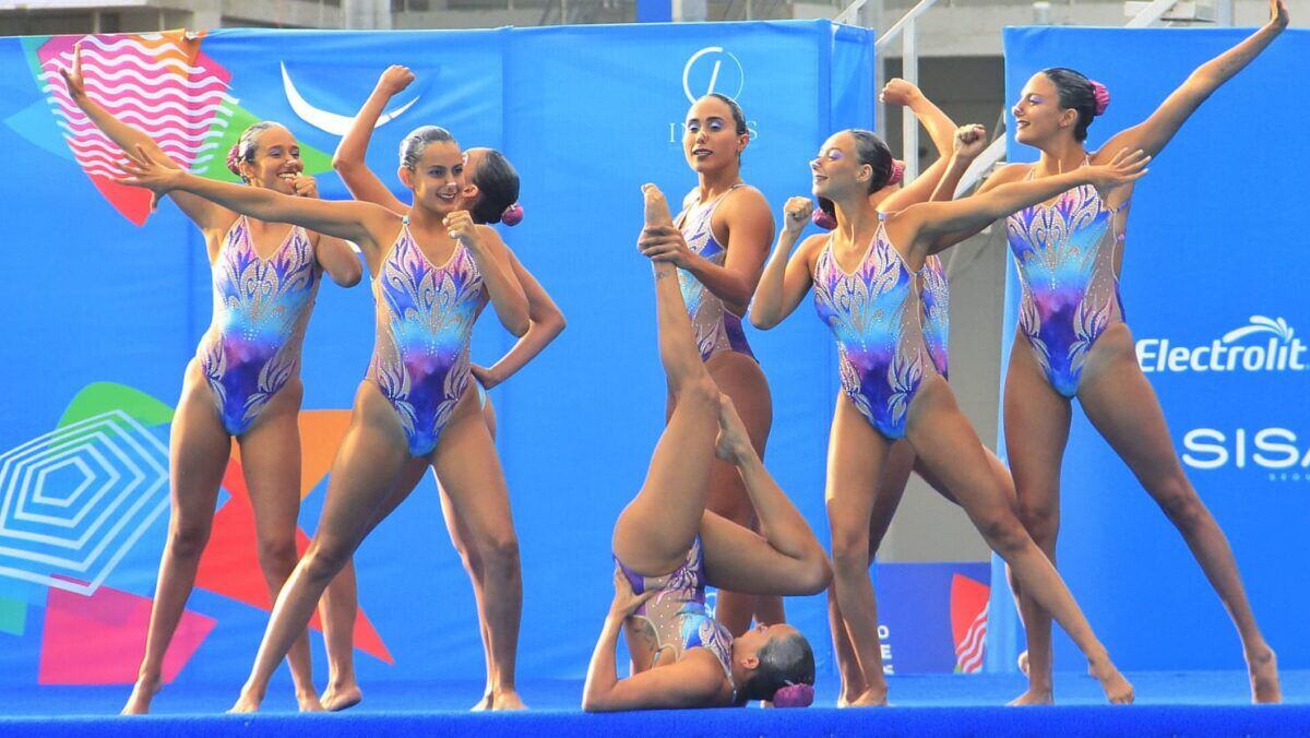 Imagen del equipo colombiano de natación artística en los Juegos Centroamericanos y del Caribe 2023.