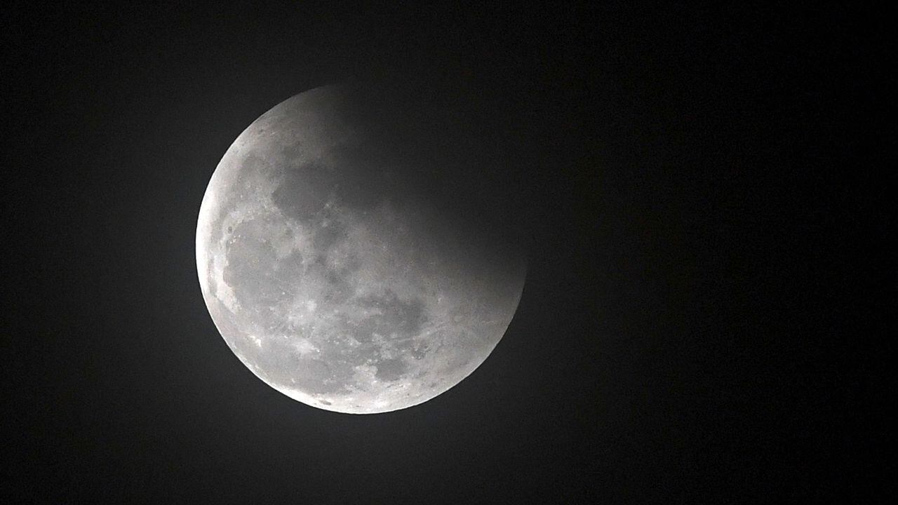 Durante el  eclipse lunar penumbral la luna queda parcialmente cubierta, ya que pasa a través de la penumbra de la Tierra