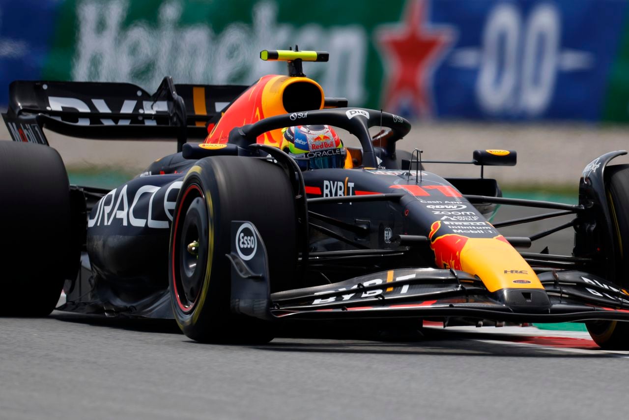 El piloto de Red Bull, Sergio Pérez, de México, conduce su auto durante la primera sesión de práctica para el Gran Premio de España de Fórmula Uno del domingo, en el circuito Barcelona Catalunya en Montmeló, España, el viernes 2 de junio de 2023. (Foto AP/Joan Monfort)