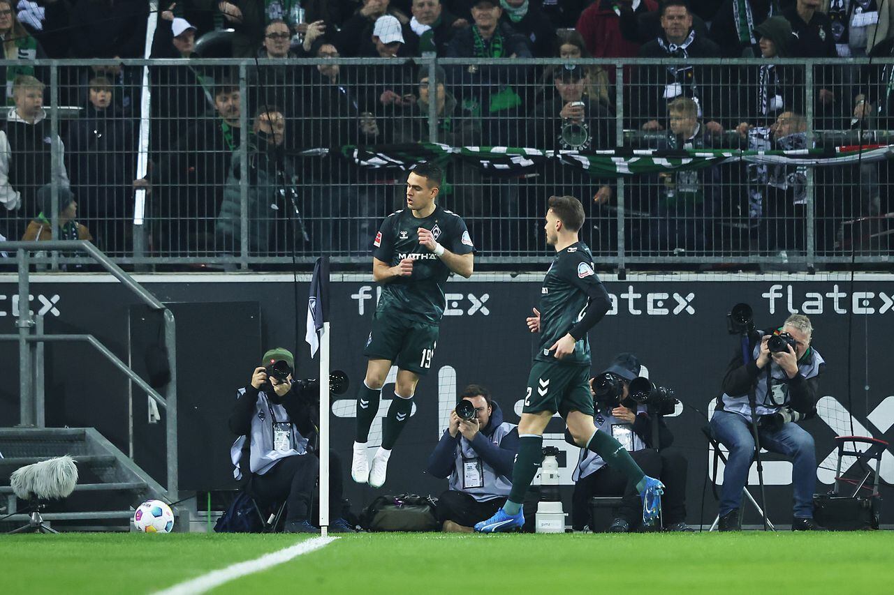 Rafael Santos Borre, del Werder Bremen (i), celebra tras marcar el primer gol de su equipo durante el partido de la Bundesliga entre el Borussia Mönchengladbach y el SV Werder Bremen disputado en el estadio Borussia Park el 15 de diciembre de 2023 en Moenchengladbach, Alemania.