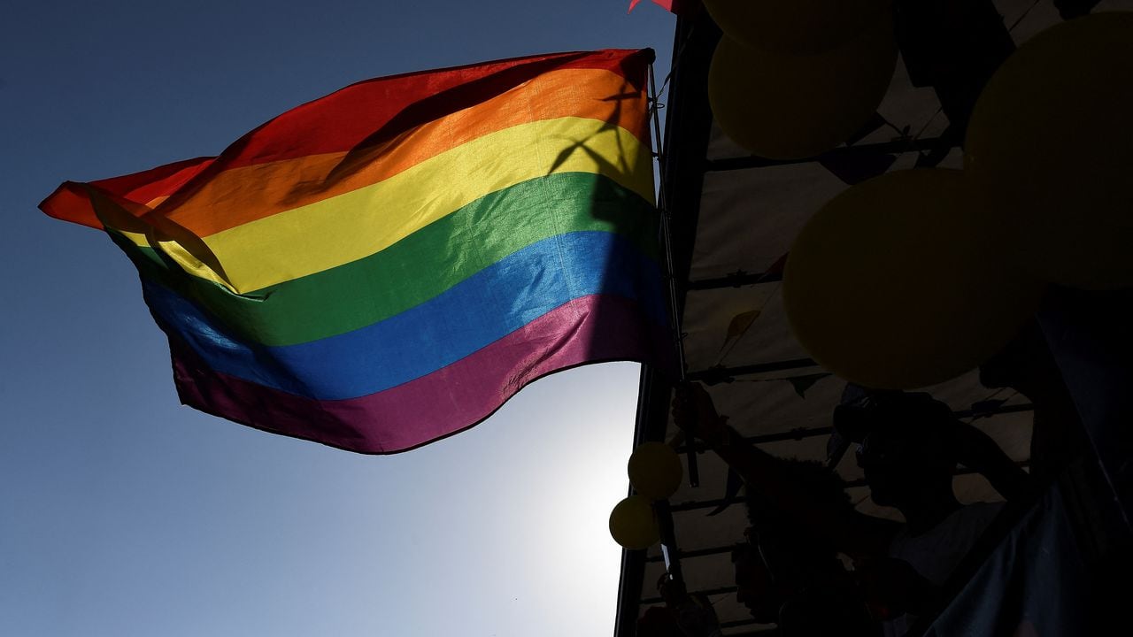 Una bandera del arcoíris en el desfile del Orgullo LGBTIQ+ en Barcelona el 15 de julio de 2023.
