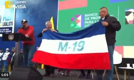 Gustavo Petro mostró la bandera de M-19