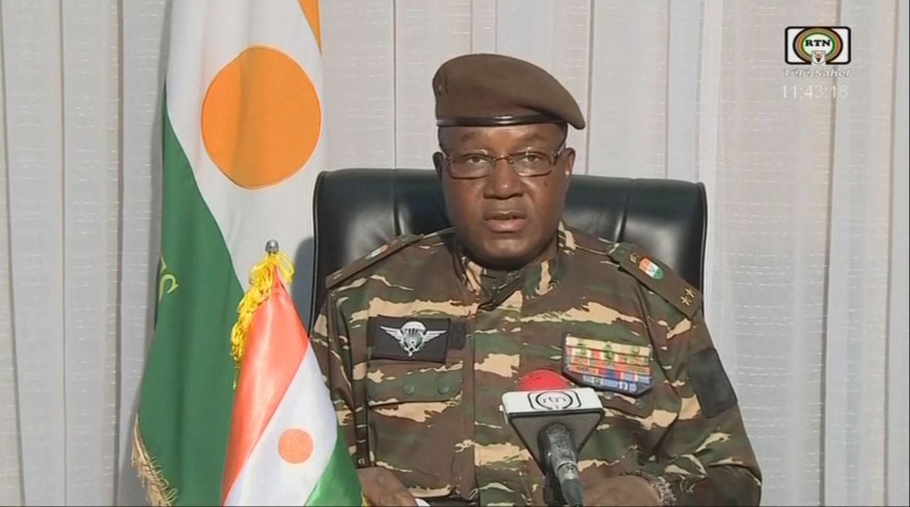 Tiani Abdourahamane,  el nuevo hombre fuerte de Níger, hablando en la televisión nacional y lee una declaración como "Presidente del Consejo Nacional para la Salvaguardia.