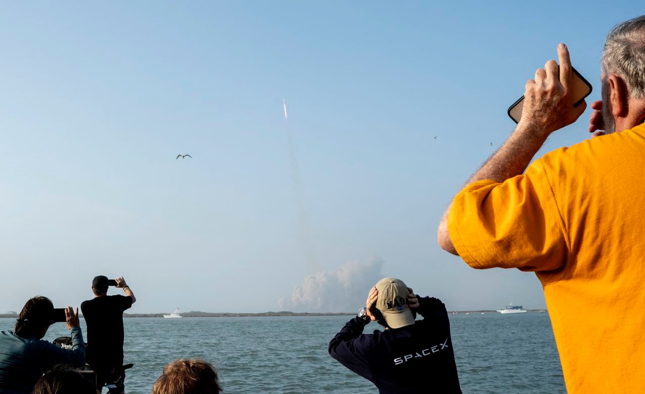 Los espectadores miran desde South Padre Island, Texas, cómo se lanza SpaceX Starship para una prueba de vuelo desde Starbase en Boca Chica.