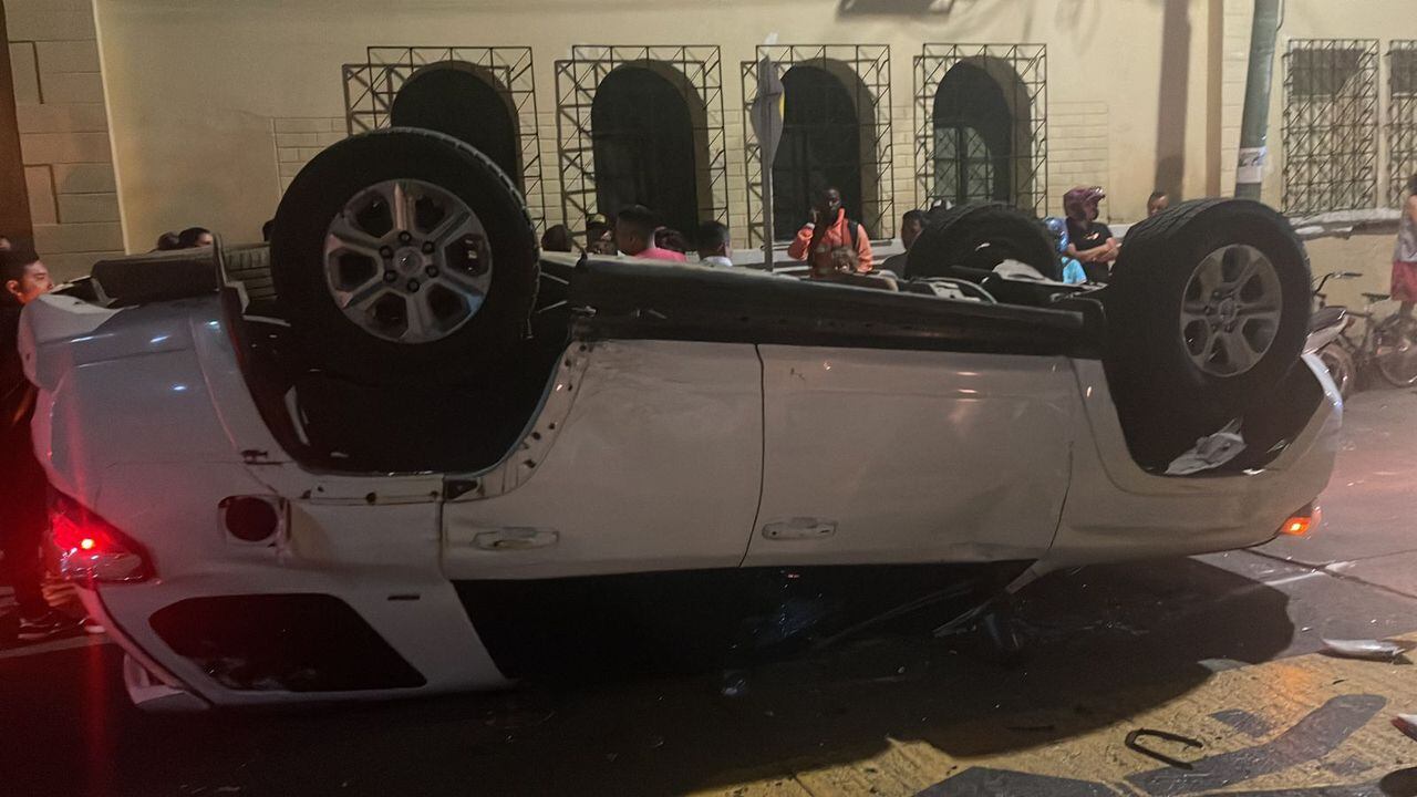 Así quedó el vehículo oficial en el que se transportaba el alcalde de Palmira, Víctor Ramos.