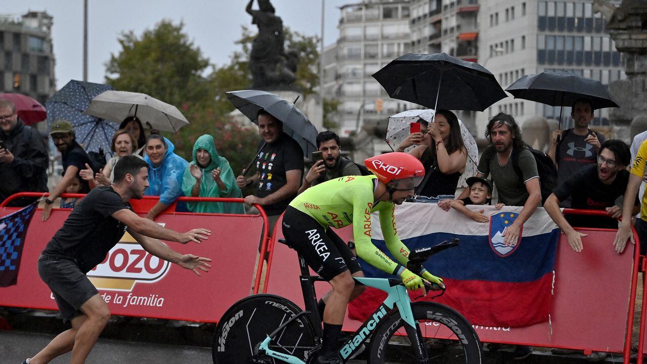 Un ciclista del equipo Arkea-Samsic cabalga después de caer durante la primera etapa de la Vuelta ciclista a España 2023, una contrarreloj por equipos de 14,8 km en Barcelona, ​​el 26 de agosto de 2023. (Foto de Pau BARRENA / AFP)