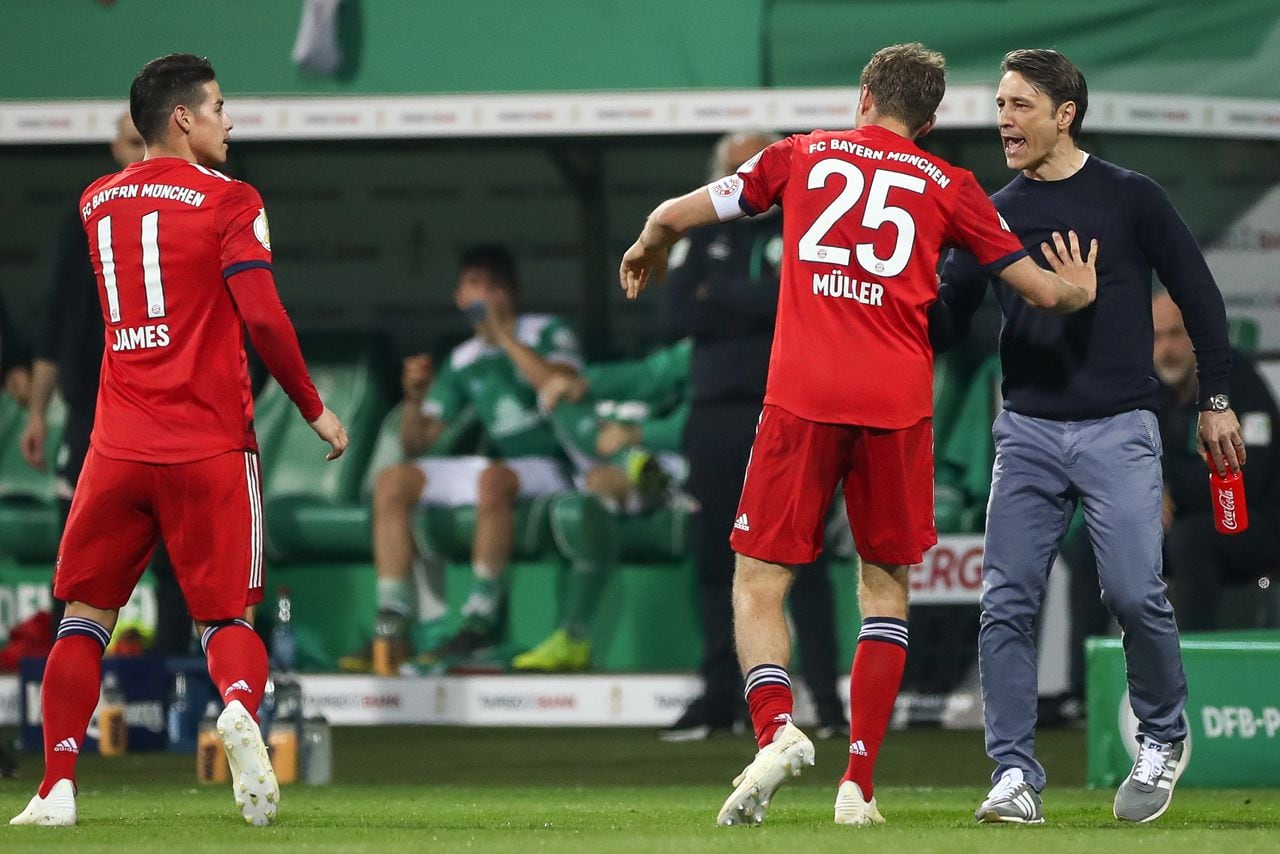 24 April 2019, Bremen: Soccer: DFB Cup, Werder Bremen - Bayern Munich, semi-final in Weserstadion. Munich coach Niko Kovac (r) discusses with his players James Rodriguez (l) and Thomas Müller. Photo: Christian Charisius/dpa (Photo by Christian Charisius/picture alliance via Getty Images)