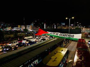 Con la consigna "alto al genocidio" fue extendida la bandera de Palestina en las inmediaciones al estadio El Campín, minutos antes de que comenzara el partido entre Millonarios y Palestino de Chile. Foto: Redes Sociales.