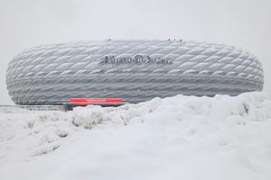 Invadido de nieve quedó el Estadio Allianz Arena del Bayern Múnich, lo que impidió jugar el partido entre el Bayern y el Unión Berlín. /Foto Alexandra Beier / AFP)