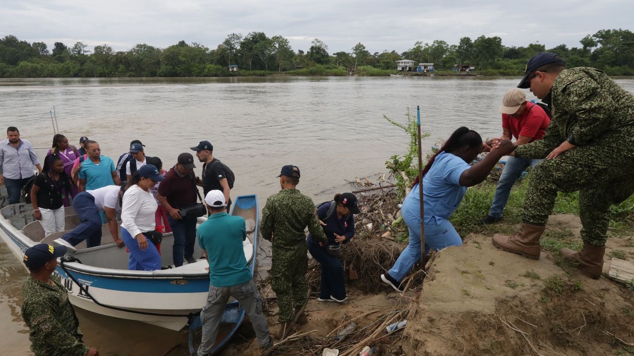 Misión Médica y humanitaria de la Armada Nacional en Puerto Merizalde. fotos Álvaro Pío Fernández.
