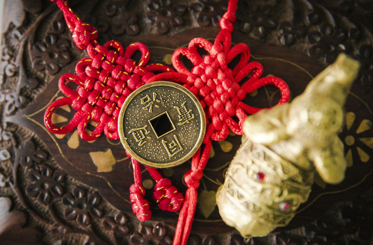 Descubra el impacto del ritual con monedas chinas y cómo puede transformar un hogar.