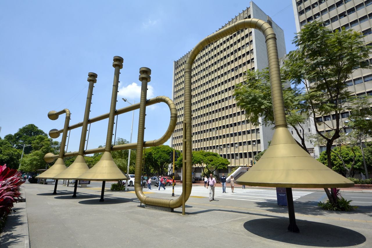 Este es monumento de La Trompeta ubicado en la Plazoleta Jairo Varela en el centro de Cali, frente al CAM.