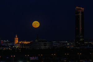 La península ibérica observa la gran luna llena en Sevilla.
