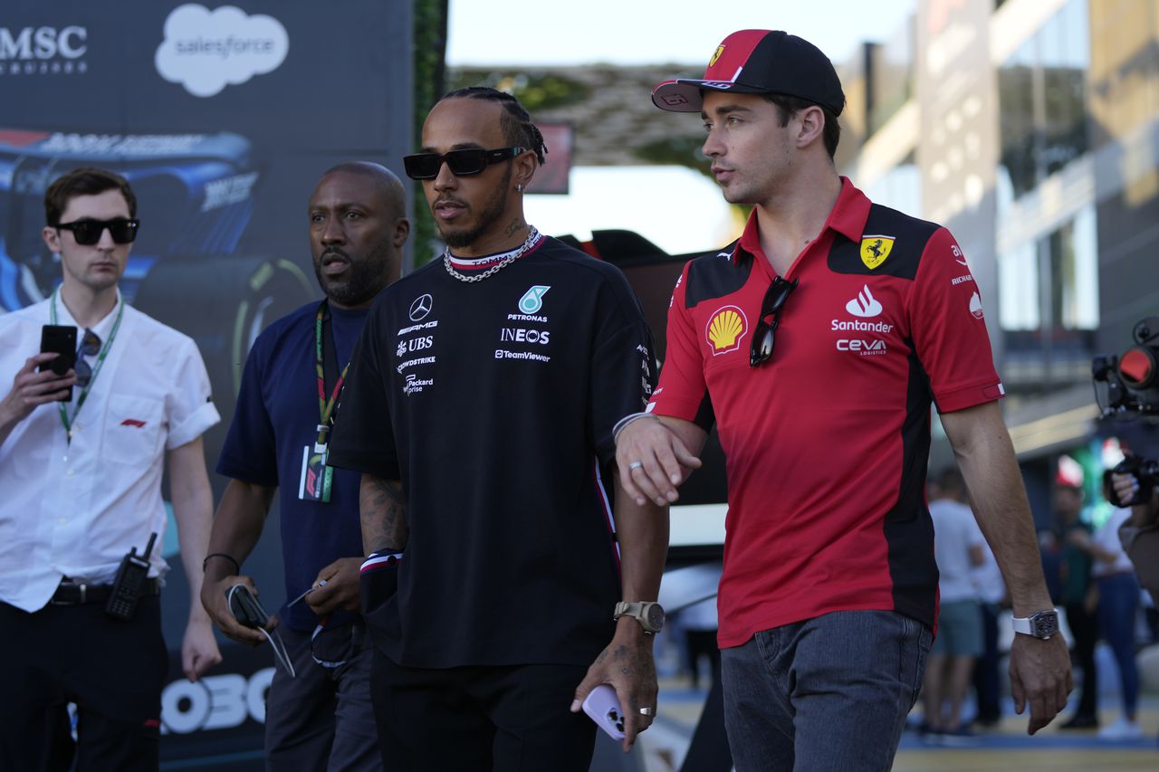 El piloto de Mercedes Lewis Hamilton de Gran Bretaña, izquierda, y el piloto de Ferrari Charles Leclerc de Mónaco llegan para hablar con los medios antes del Gran Premio de Fórmula Uno de Arabia Saudita en Jeddah, Arabia Saudita, el jueves 16 de marzo de 2023 (Foto AP/Hassan Ammar, archivo )