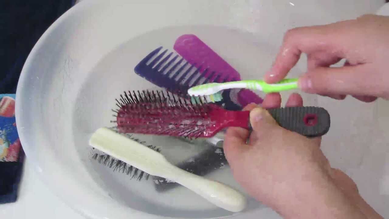 Es importante que el cepillo esté por un tiempo en agua con shampoo o jabón liquido.