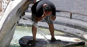 Los habitantes de Roma tratan de mitigar las altas temperaturas en la primera fuente que tienen a mano. Foto: AP