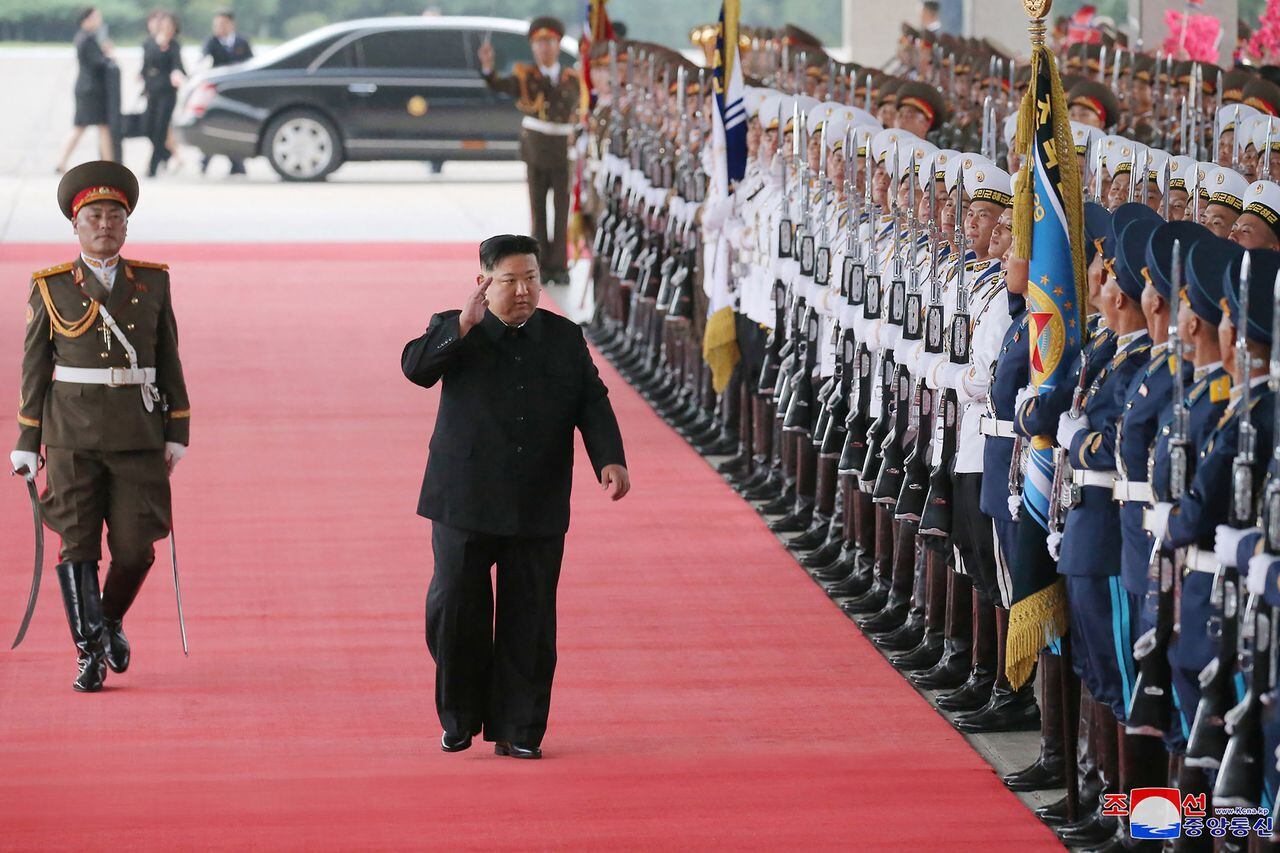 El líder de Corea del Norte, Kim Jong Un, se dirigía a Rusia en un tren blindado para reunirse con el presidente Vladimir Putin, informaron los medios estatales el 12 de septiembre, y las discusiones cara a cara se centraron potencialmente en la venta de armas. (Foto de KCNA VIA KNS / AFP) / Corea del Sur FUERA / REPÚBLICA DE COREA FUERA
---NOTA DEL EDITOR--- RESTRINGIDO AL USO EDITORIAL - CRÉDITO OBLIGATORIO "AFP PHOTO/KCNA VIA KNS" - SIN MARKETING SIN CAMPAÑAS PUBLICITARIAS - DISTRIBUIDO COMO SERVICIO A CLIENTES / ESTA IMAGEN FUE PUESTA A DISPOSICIÓN POR UN TERCERO. La AFP NO PUEDE VERIFICAR DE FORMA INDEPENDIENTE LA AUTENTICIDAD, UBICACIÓN, FECHA Y CONTENIDO DE ESTA IMAGEN --- /