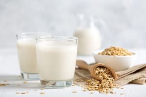La leche de avena le ofrece diversos beneficios al organismo.