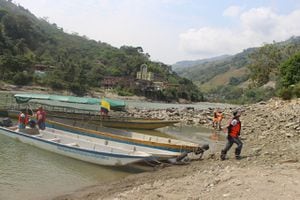 Los pescadores de los municipios aledaños al río Cauca en Antioquia son algunos de los más afectados por los bajos niveles del río en esa zona, luego de que se cerraran las compuertas de Hidroituango.