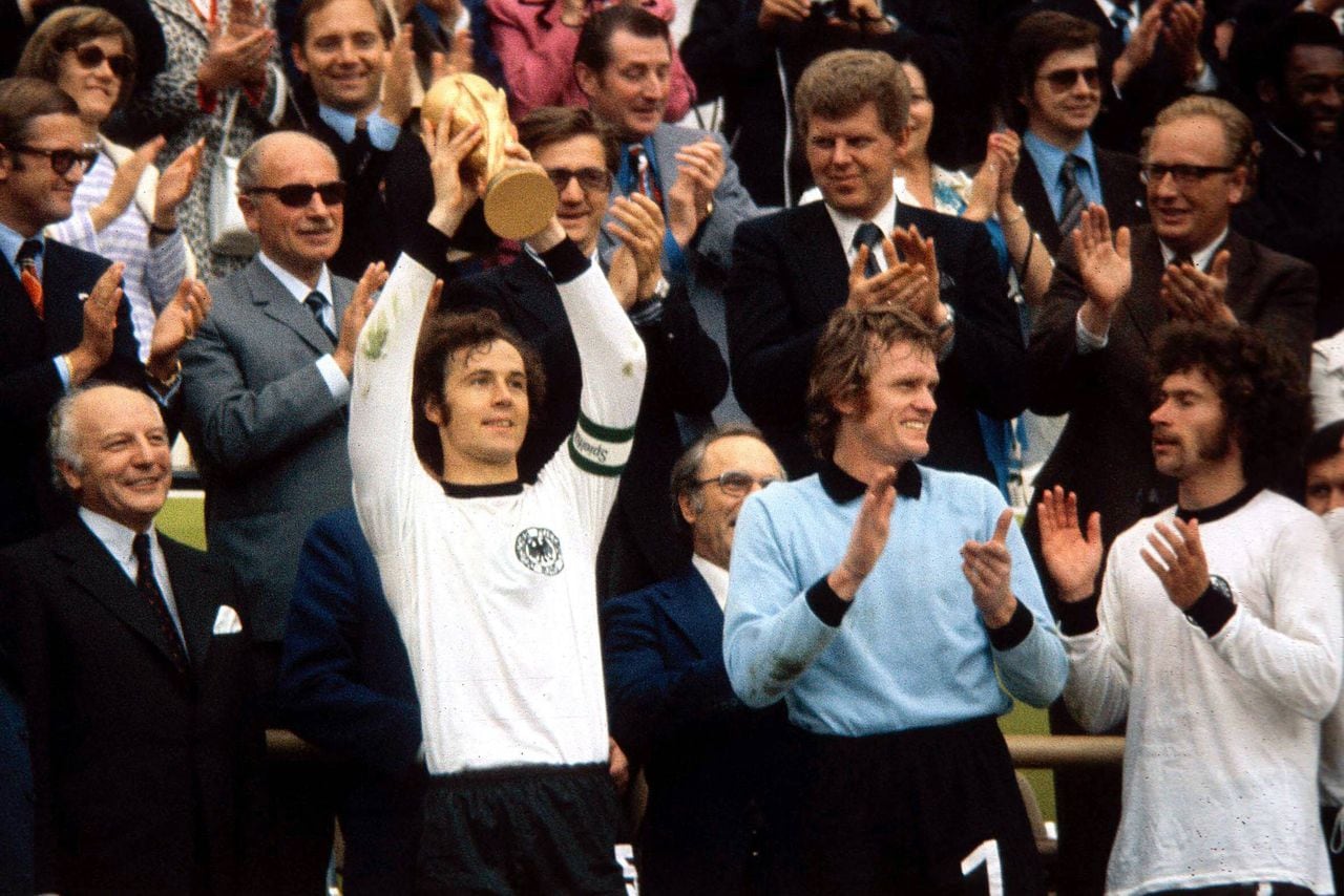 Franz Beckenbauer alzando la Copa del Mundo en  Alemania 74'.