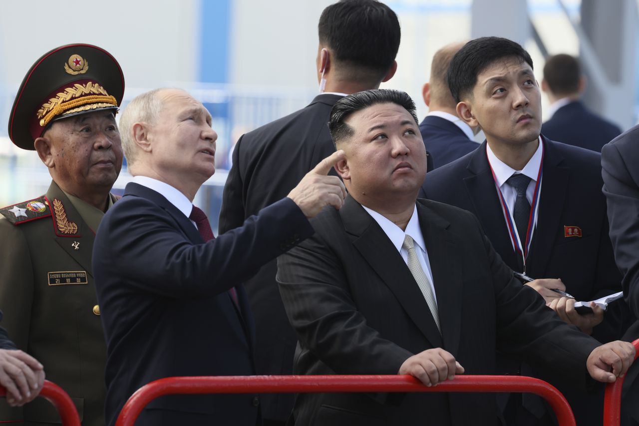 El presidente ruso, Vladimir Putin, y el líder de Corea del Norte, Kim Jong Un, examinan una plataforma de lanzamiento durante su reunión en el cosmódromo de Vostochny, en las afueras de la ciudad de Tsiolkovsky, a unos 200 kilómetros (125 millas) de la ciudad de Blagoveshchensk, en el extremo oriental de la región de Amur, Rusia. Miércoles 13 de septiembre de 2023.