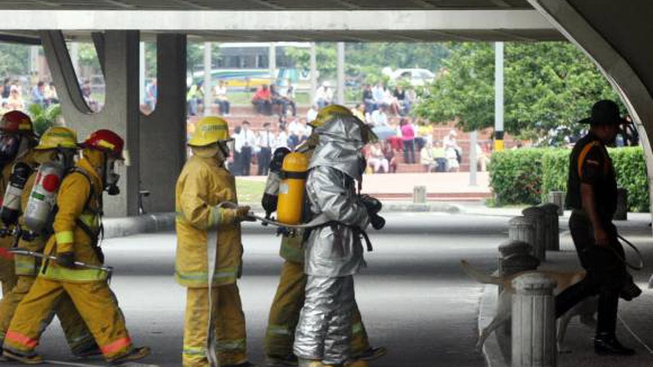 La emergencia fue controlada por las autoridades correspondientes del Aeropuerto, quienes descartaron personas lesionas por el accidente.