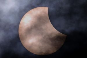 A partir de las 9:37 p.m. de este domingo, todos los caleños podrán divisar el eclipse completo de luna desde cualquier parte de la ciudad. Se recomienda que la observación se haga en un lugar alto y despejado.