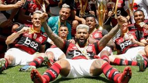 Gabigol celebrando un trofeo en el 2020 con Flamengo.