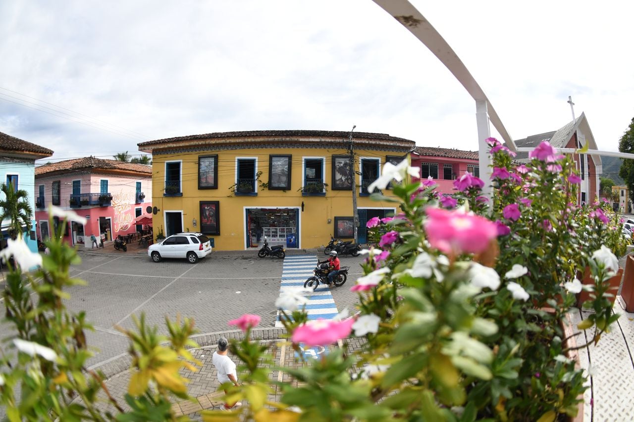 Toda una movida cultural se siente en este municipio del Valle del Cauca: encuentros de mujeres poetas, exposiciones en el Museo Rayo y una amplia oferta de eventos. Deportes aéreos, una experiencia imperdible.