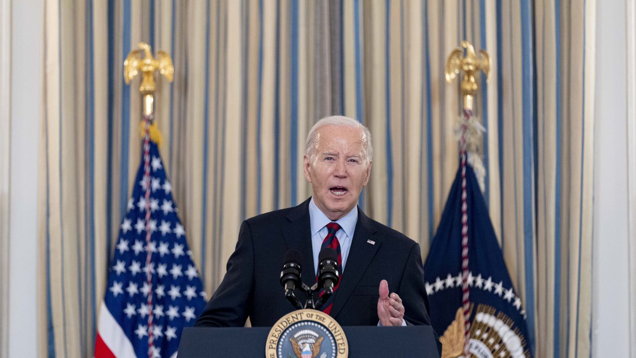 El presidente Joe Biden habla durante una reunión de su Consejo de Competencia para anunciar nuevas acciones para reducir los costos para las familias en el Comedor Estatal de la Casa Blanca en Washington, el martes 5 de marzo de 2024.