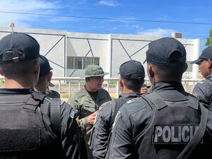 Director de la Policía visitó la sede de la Registraduría vandalizada en Manaure.