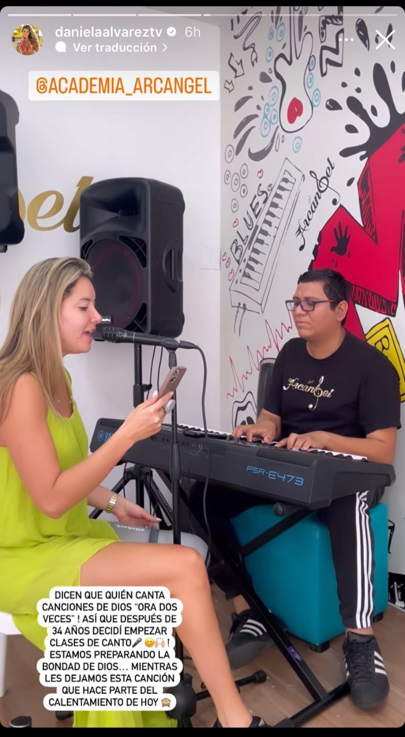 Daniella Álvarez demuestra su talento en el canto a través de redes sociales.