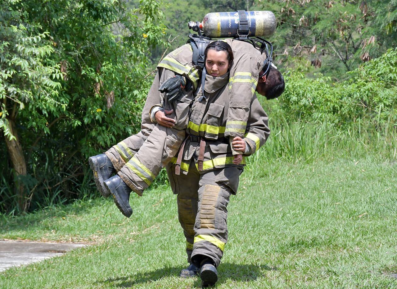 Ana María Pantoja Álvarez es una bombero que cuenta con toda la confianza de sus compañeros por su tenacidad, su entrega y disciplina. Foto Bomberos de Cali