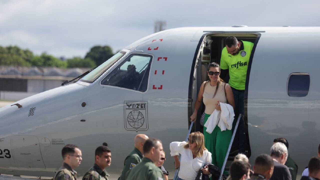Ciudadanos brasileños repatriados desde Israel llegan al aeropuerto internacional de Río de Janeiro.
