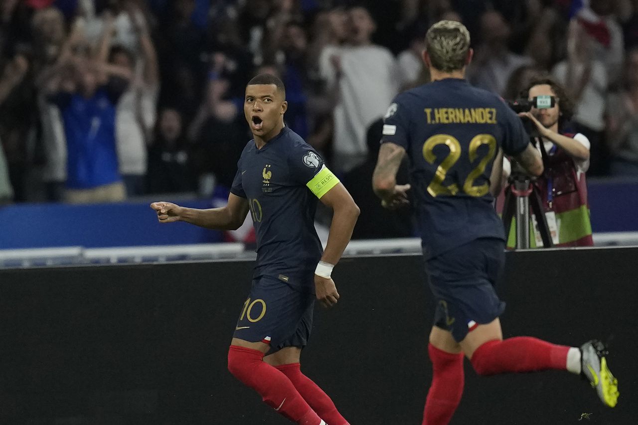 Kylian Mbappe de Francia, a la izquierda, celebra después de anotar el primer gol de penalti durante el partido de fútbol clasificatorio del grupo B para la Eurocopa 2024 entre Francia y Grecia en el Stade de France, en las afueras de París, el lunes 19 de junio de 2023. (Foto AP/Christophe Ena)