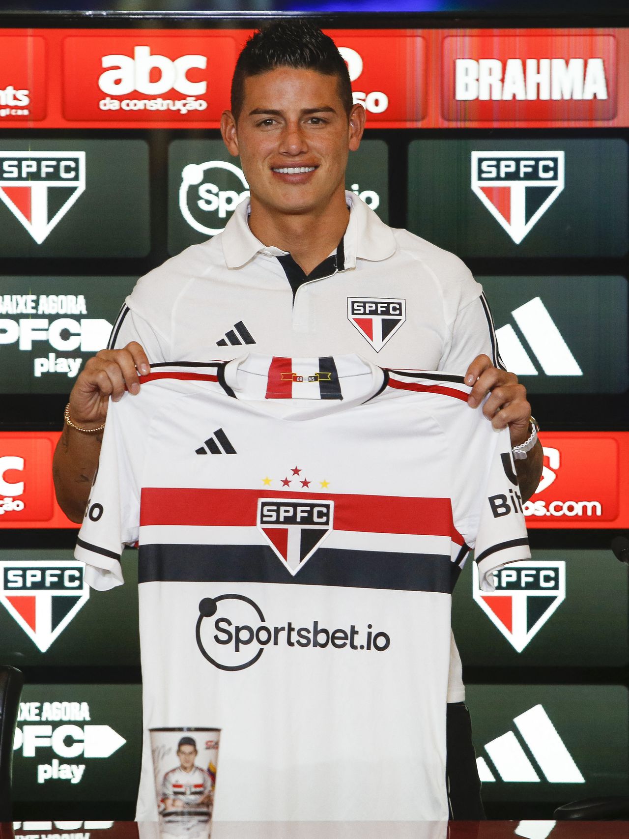 James Rodríguez con la camiseta de su nuevo club