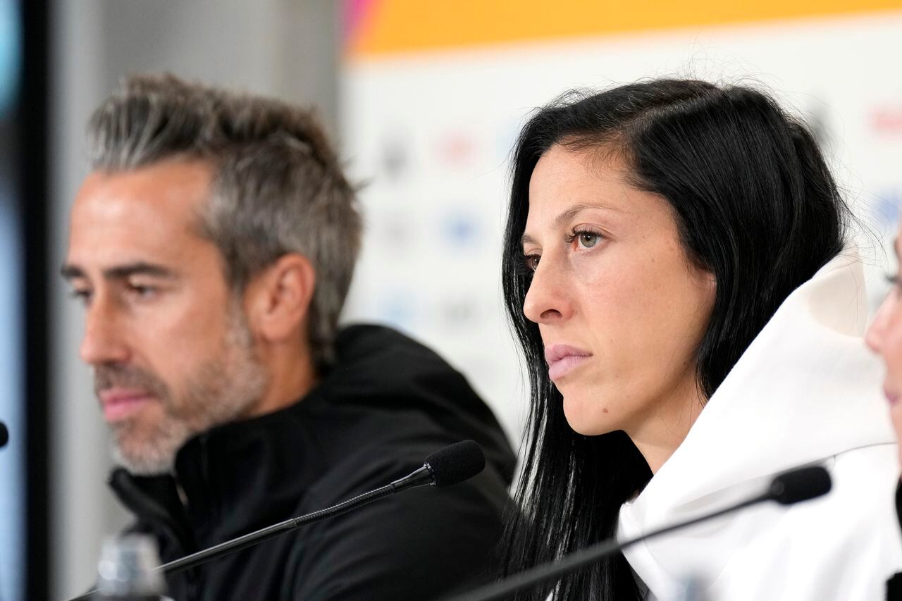 La volante española Jenni Hermoso (derecha) y el técnico Jorge Vilda durante una rueda de prensa en el Mundial femenino.
