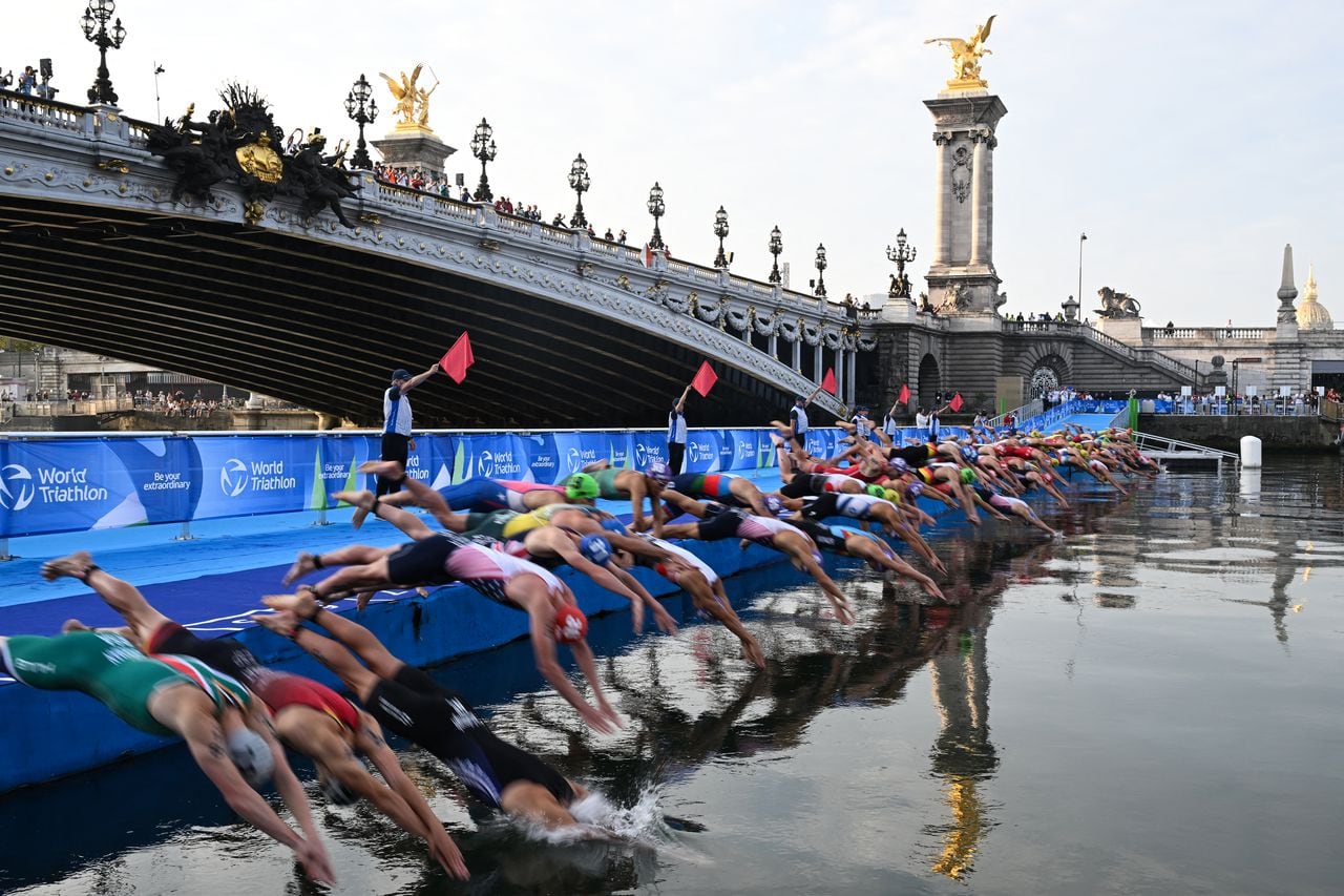 Los atletas de triatlón se sumergen en el río Sena durante el evento de prueba masculino de los Juegos Olímpicos Mundiales de Triatlón 2023 en París, el 18 de agosto de 2023. Los organizadores de los Juegos Olímpicos y Paralímpicos de París (del 26 de julio al 8 de septiembre) (Foto de Bertrand GUAY / AFP)