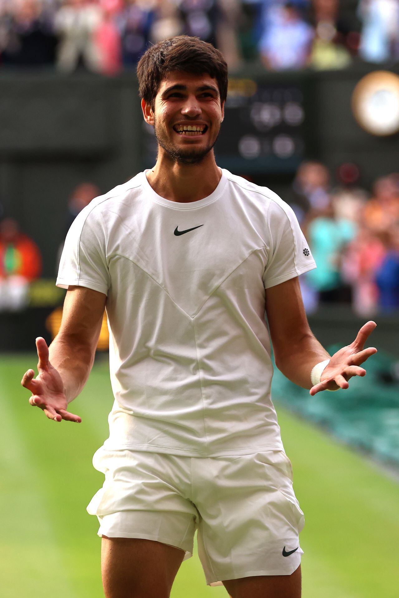 Carlos Alcaraz celebrando la obtención de Wimbledon 2023