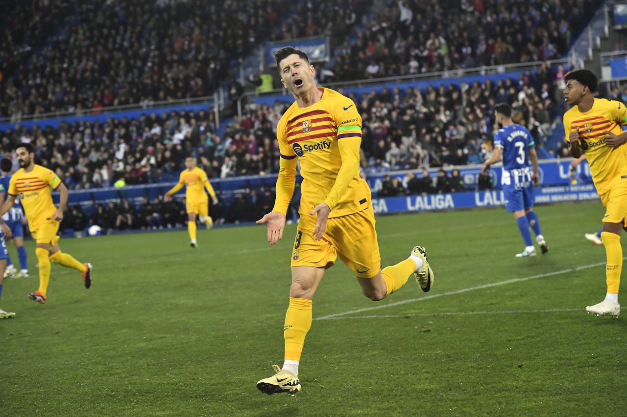 Robert Lewandowski del Barcelona celebra tras anotar el primer gol de su equipo en el encuentro ante el Alavés en la liga española el sábado 3 de febrero del 2024. (AP Foto/Alvaro Barrientos)