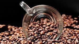 Los granos de café son las semillas de la planta Coffea, y es en esta forma en la que se encuentran originalmente dentro de los frutos rojos llamados cerezas de café.