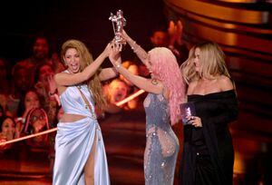Shakira y Karol G caminan y alzan su premio MTV a mejor colaboración musical por su éxito, TQG.