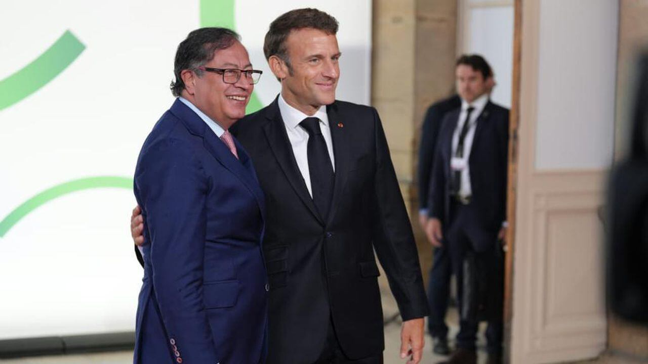 Gustavo Petro en Francia, recibido por el presidente de ese país, Emmanuel Macron.